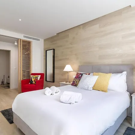 Stylish In Liberdade With Parking By Lovelystay *